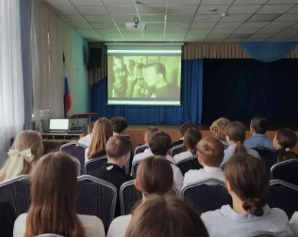 Школьники на показе кинопроекта «Герои спорта — герои страны»